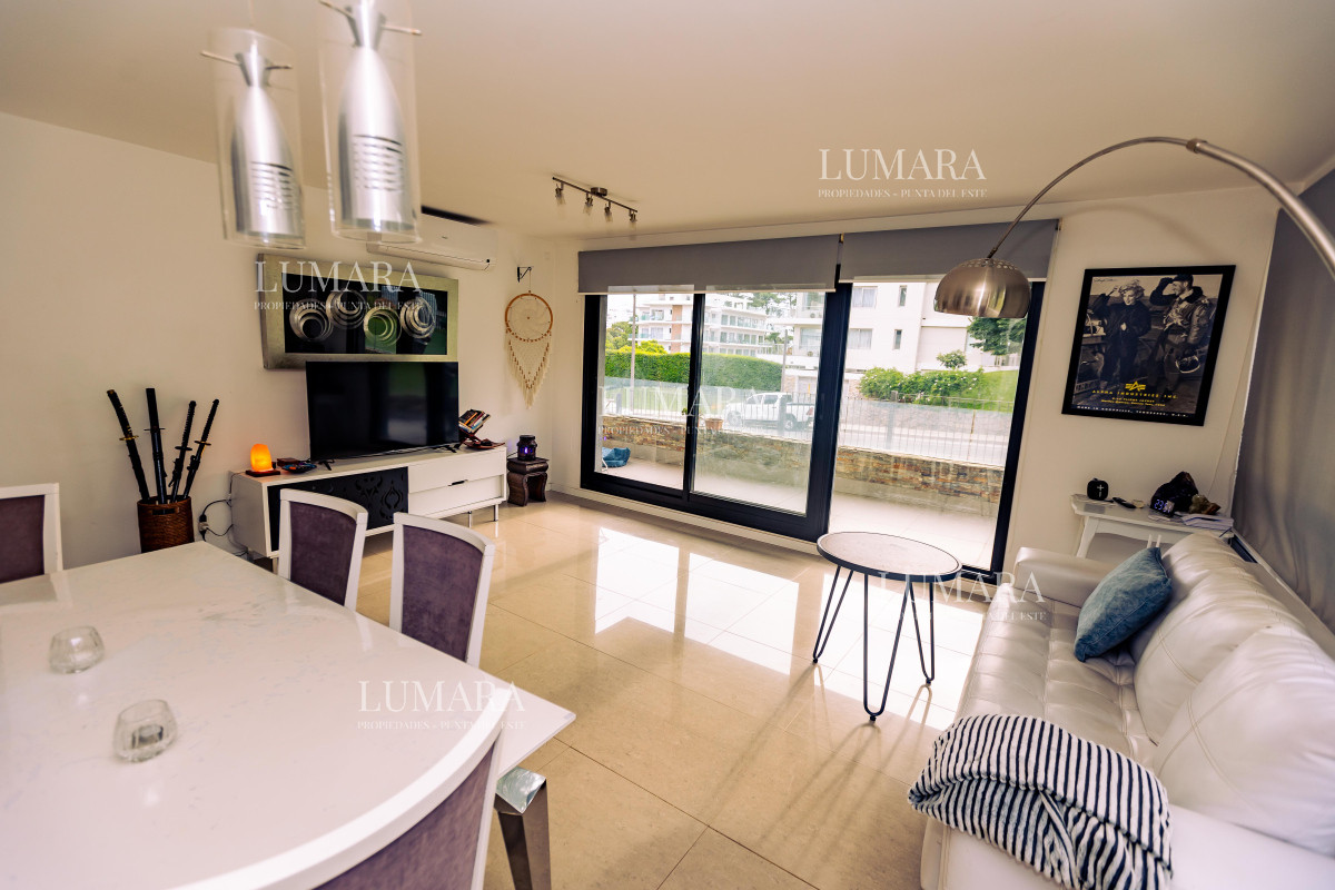 Apartamento ID.3014 - Amplio apto de 2 dorm y 3 baños con vista a Playa Mansa. 