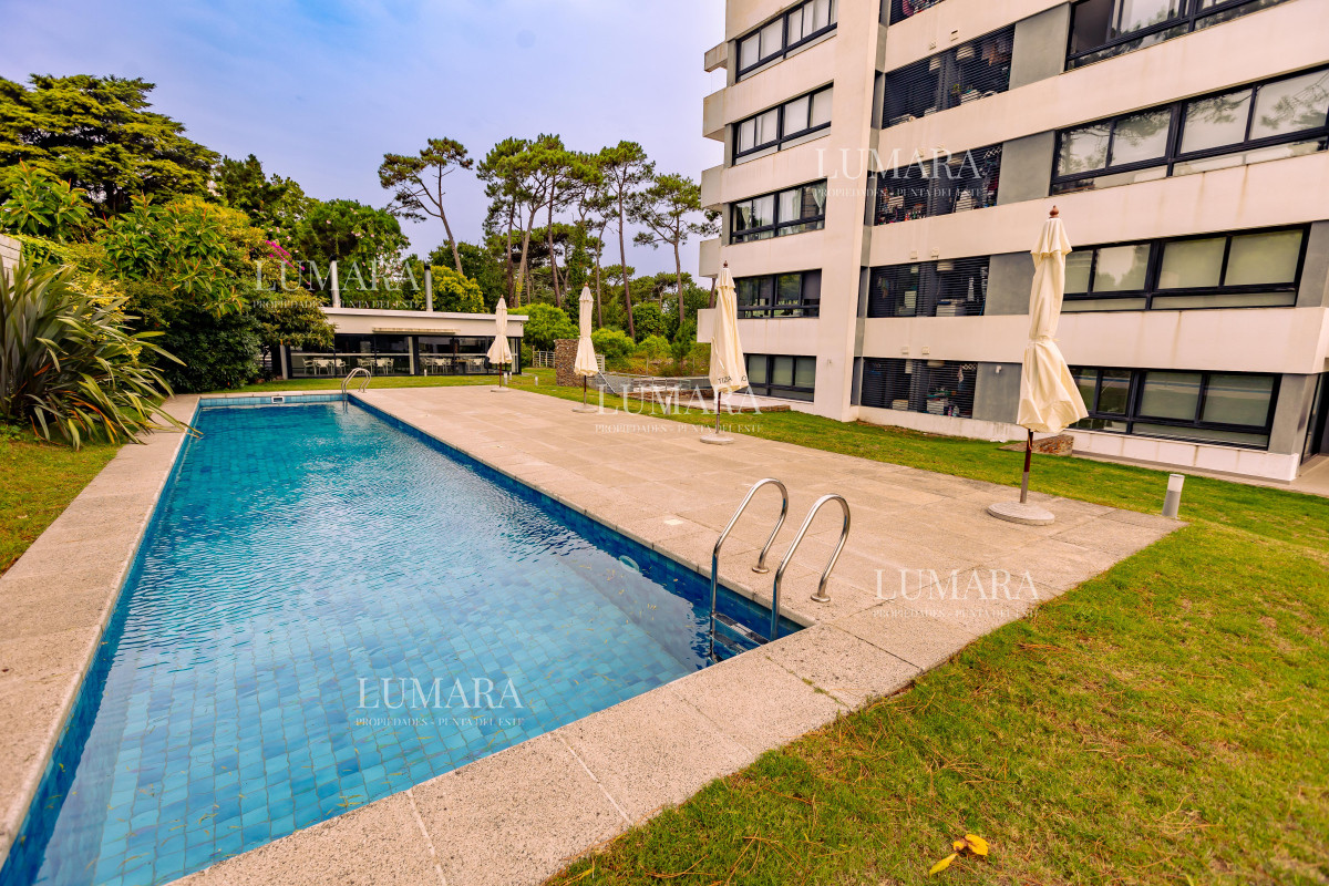 Apartamento ID.3014 - Amplio apto de 2 dorm y 3 baños con vista a Playa Mansa. 