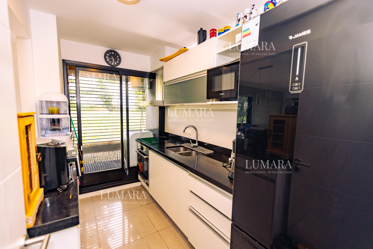 Apartamento ID.3014 - Amplio apto de 2 dorm y 3 baños con vista a Playa Mansa. 