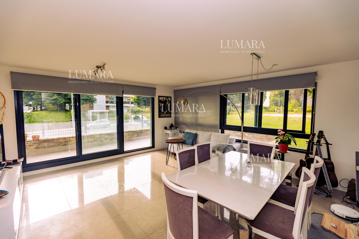 Apartamento ID.3014 - Amplio apto de 2 dorm y 3 baños con vista a Playa Mansa. 