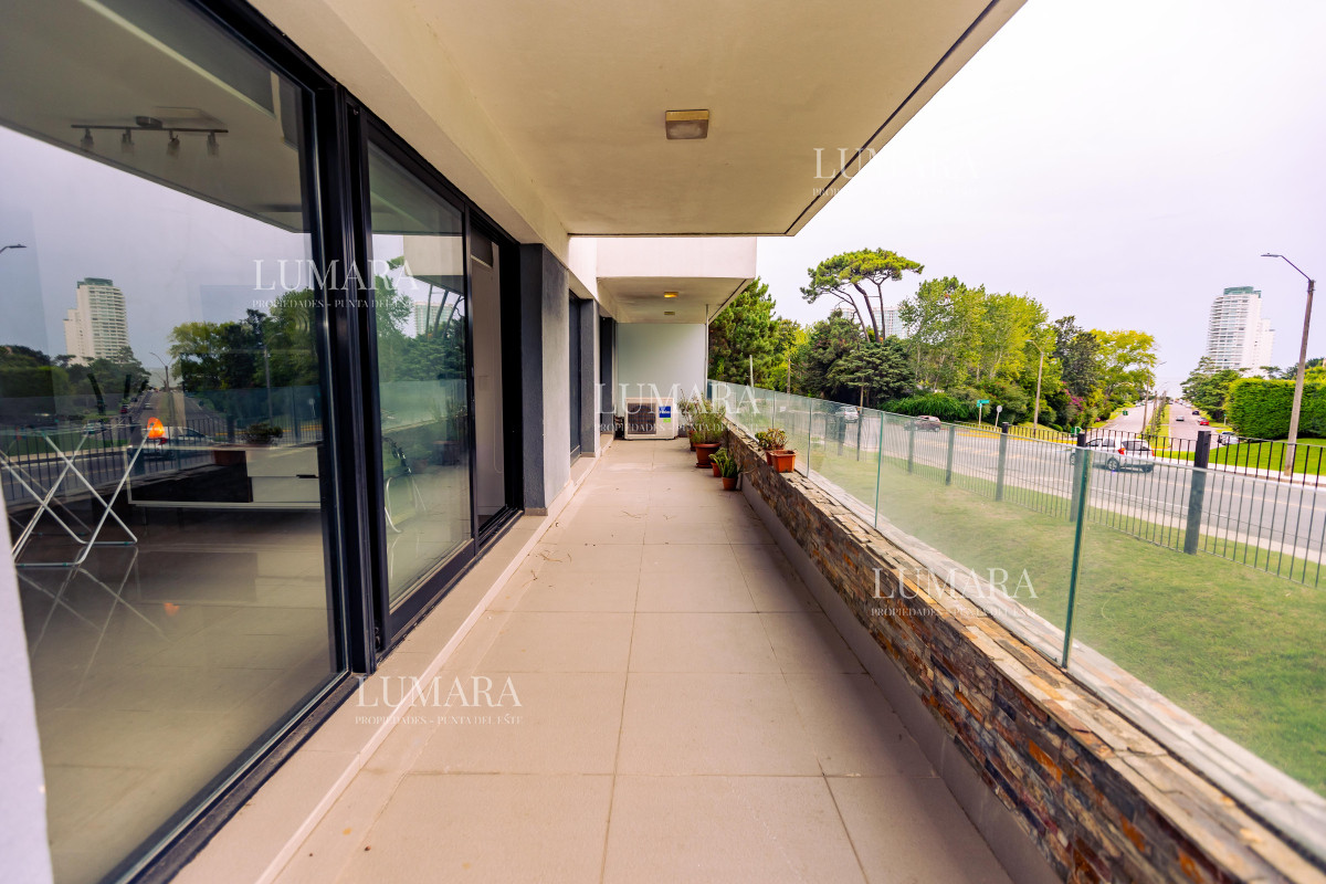 Apartamento ID.3014 - Amplio apto de 2 dorm y 3 baños con vista a Playa Mansa. 