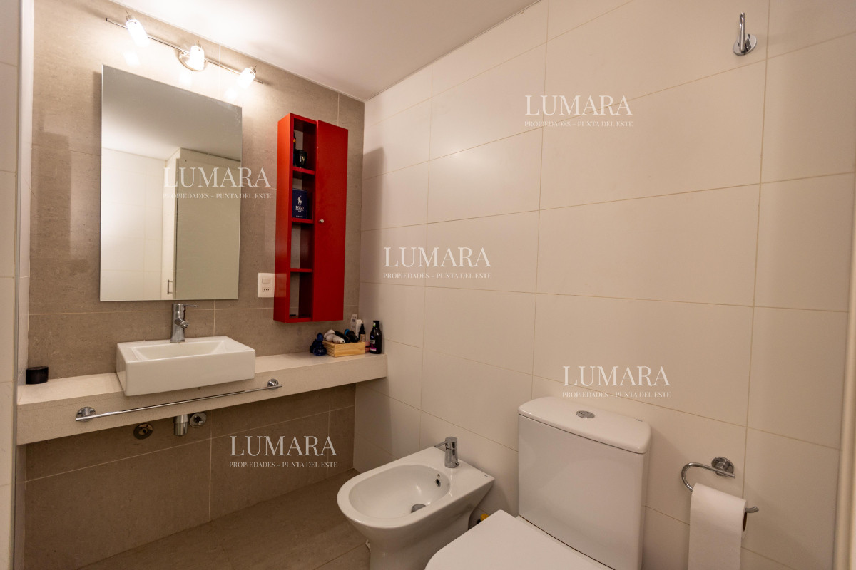Apartamento ID.3014 - Amplio apto de 2 dorm y 3 baños con vista a Playa Mansa. 