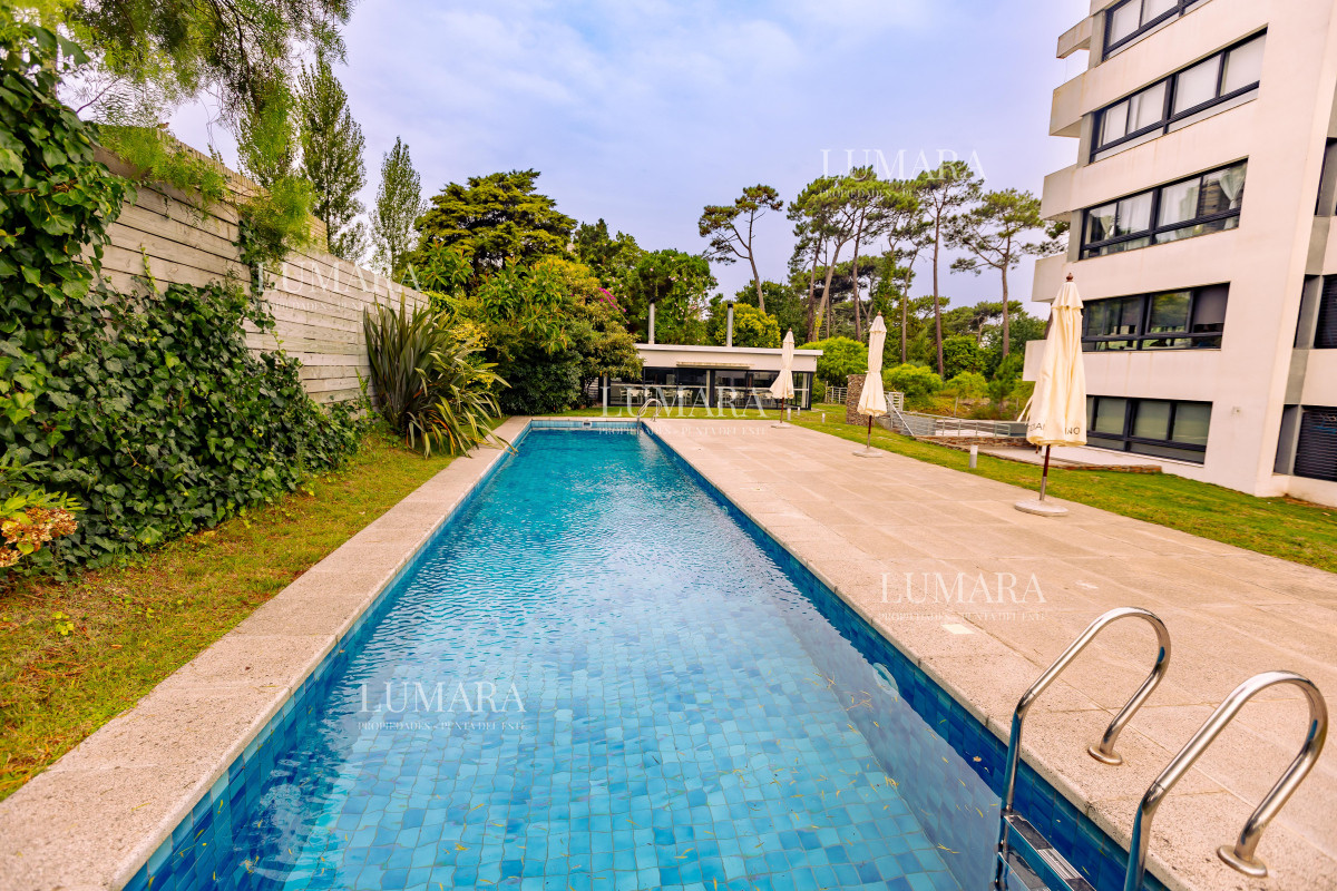 Apartamento ID.3014 - Amplio apto de 2 dorm y 3 baños con vista a Playa Mansa. 