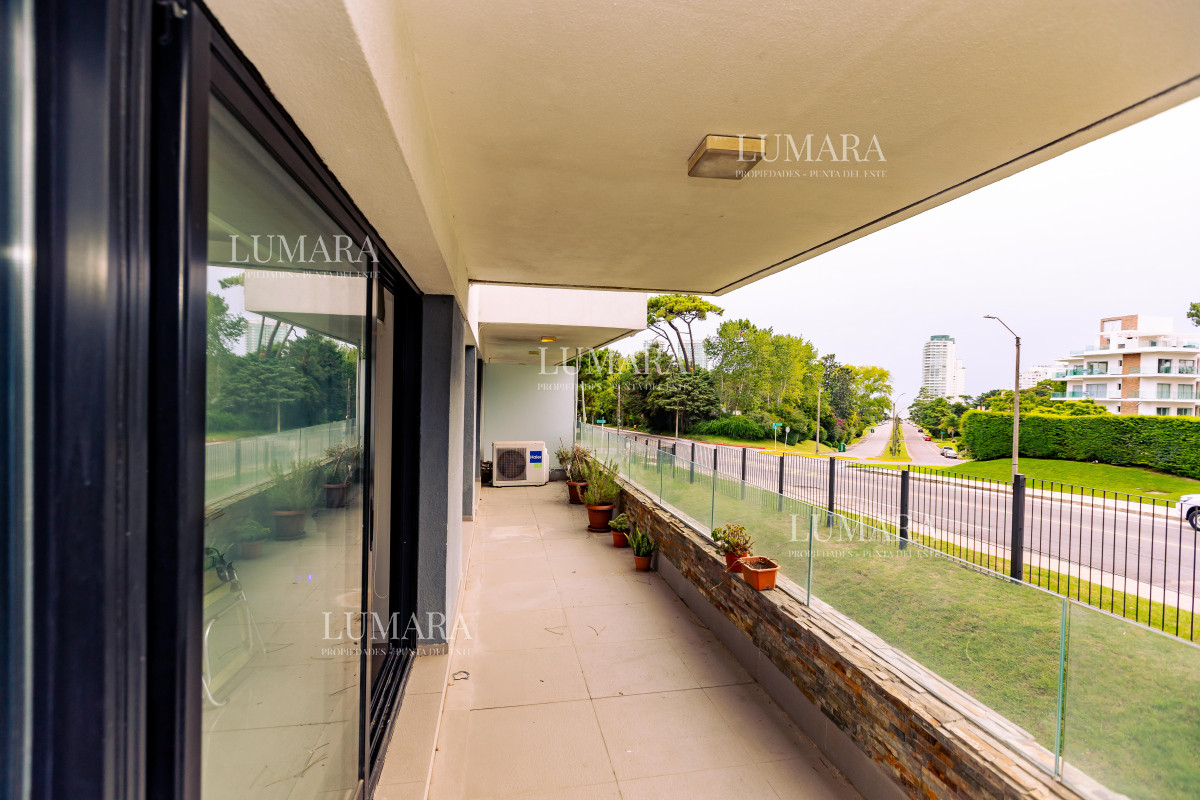 Apartamento ID.3014 - Amplio apto de 2 dorm y 3 baños con vista a Playa Mansa. 