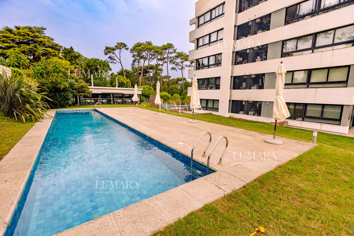 Apartamento ID.3014 - Amplio apto de 2 dorm y 3 baños con vista a Playa Mansa. 