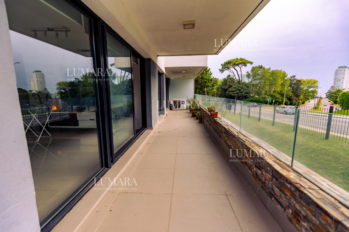 Apartamento ID.3014 - Amplio apto de 2 dorm y 3 baños con vista a Playa Mansa. 