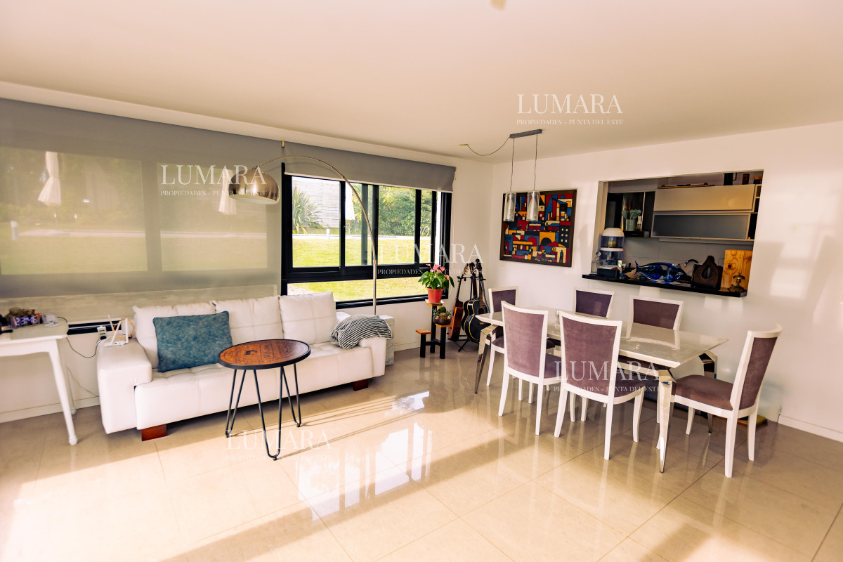 Apartamento ID.3014 - Amplio apto de 2 dorm y 3 baños con vista a Playa Mansa. 