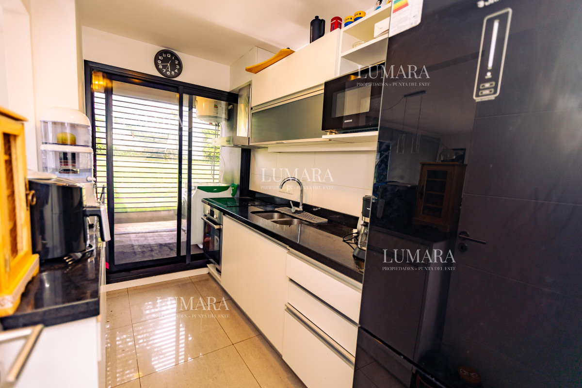 Apartamento ID.3014 - Amplio apto de 2 dorm y 3 baños con vista a Playa Mansa. 