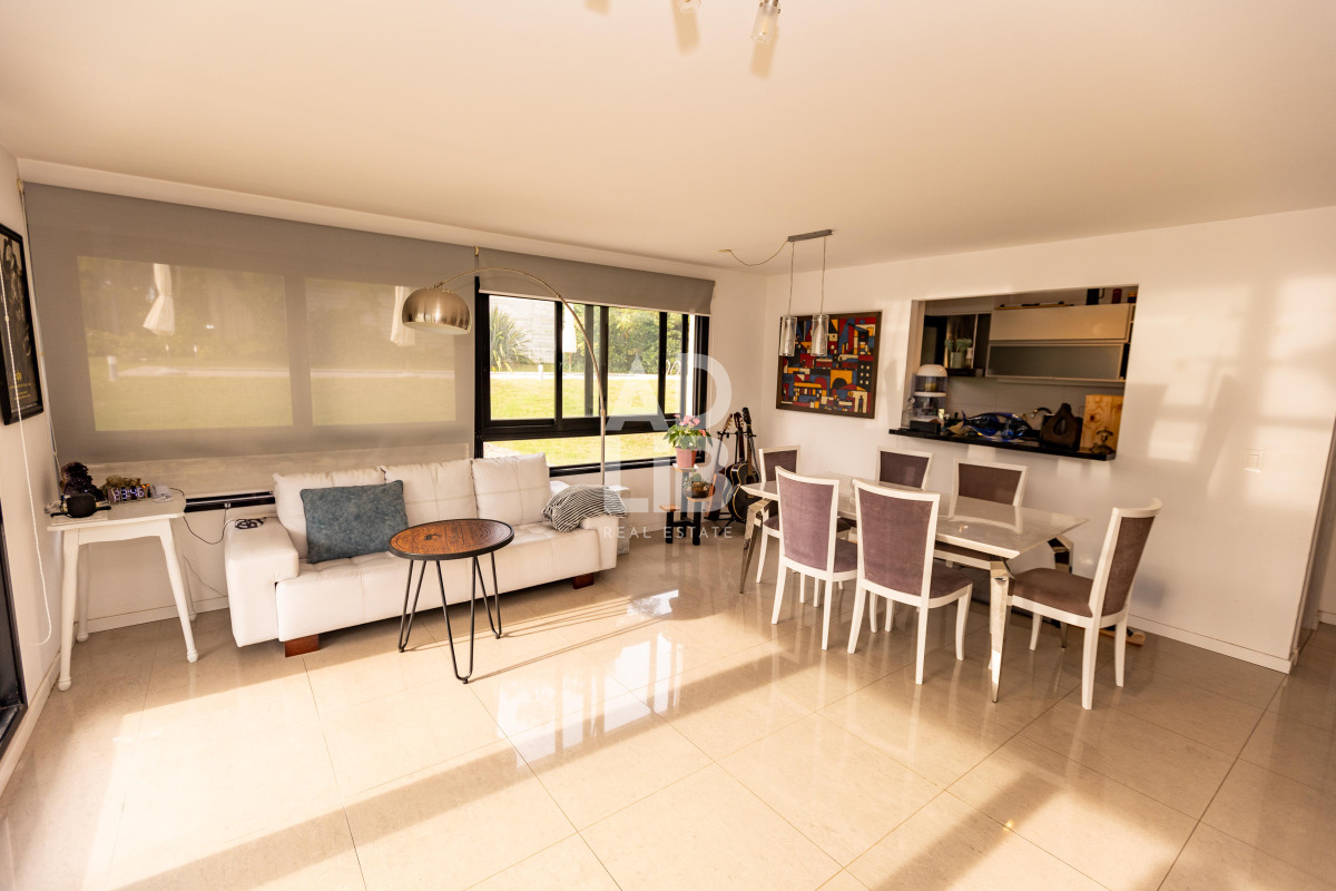 Apartamento ID.543 - Amplio apto de 2 dorm y 3 baños con vista a Playa Mansa. 