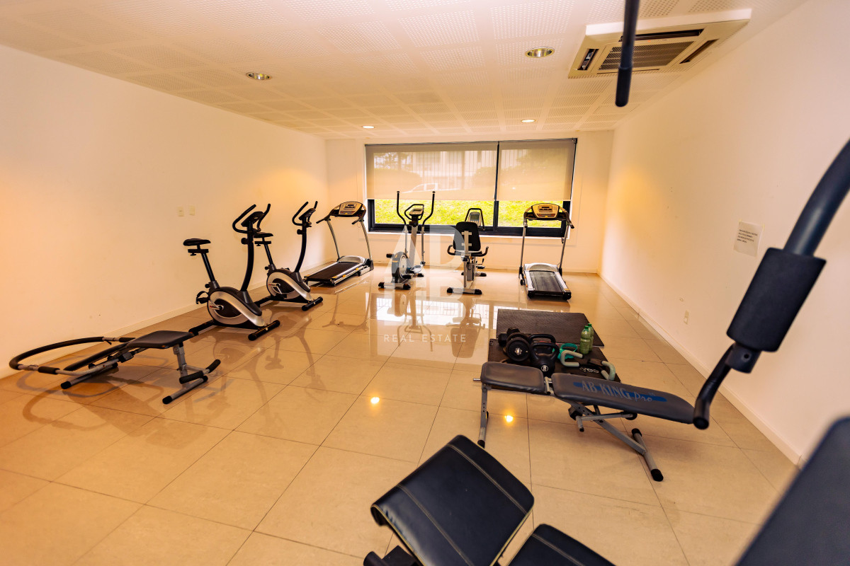 Apartamento ID.543 - Amplio apto de 2 dorm y 3 baños con vista a Playa Mansa. 