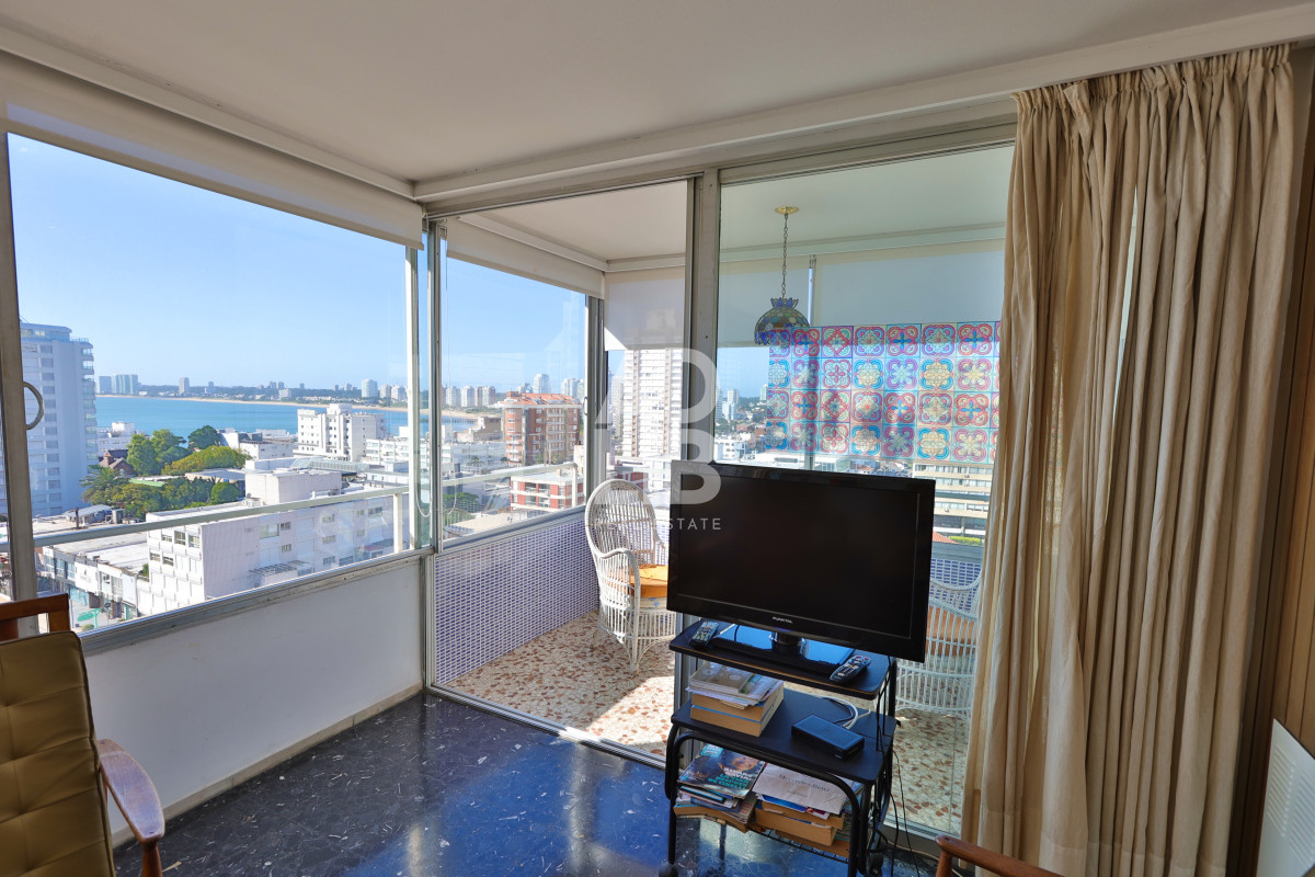 Apartamento ID.453 - Apto de 2 dormitorios y 2 baños en edificio Apolo. Piso alto y vista despejada a Playa Mansa.