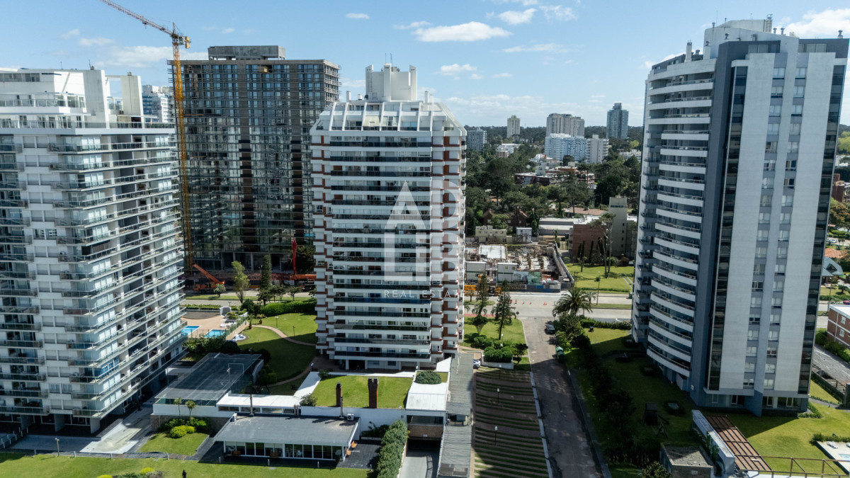 Apartamento ID.469 - Apto de 3 dormitorios unificado en edificio Long Beach! Piso alto con vista al mar