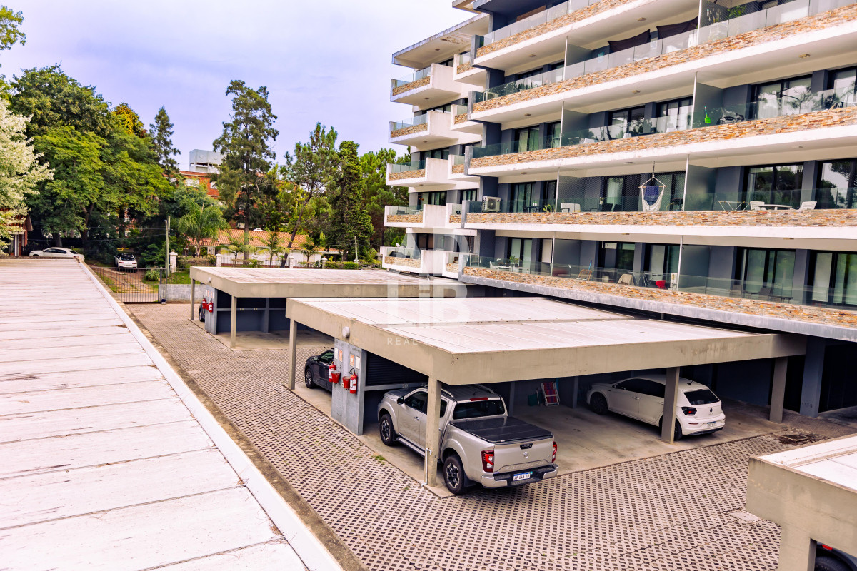 Apartamento ID.543 - Amplio apto de 2 dorm y 3 baños con vista a Playa Mansa. 