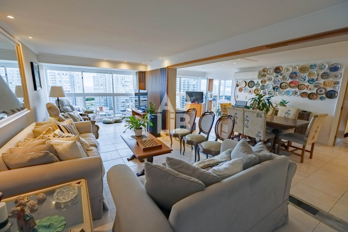 Apartamento ID.469 - Apto de 3 dormitorios unificado en edificio Long Beach! Piso alto con vista al mar