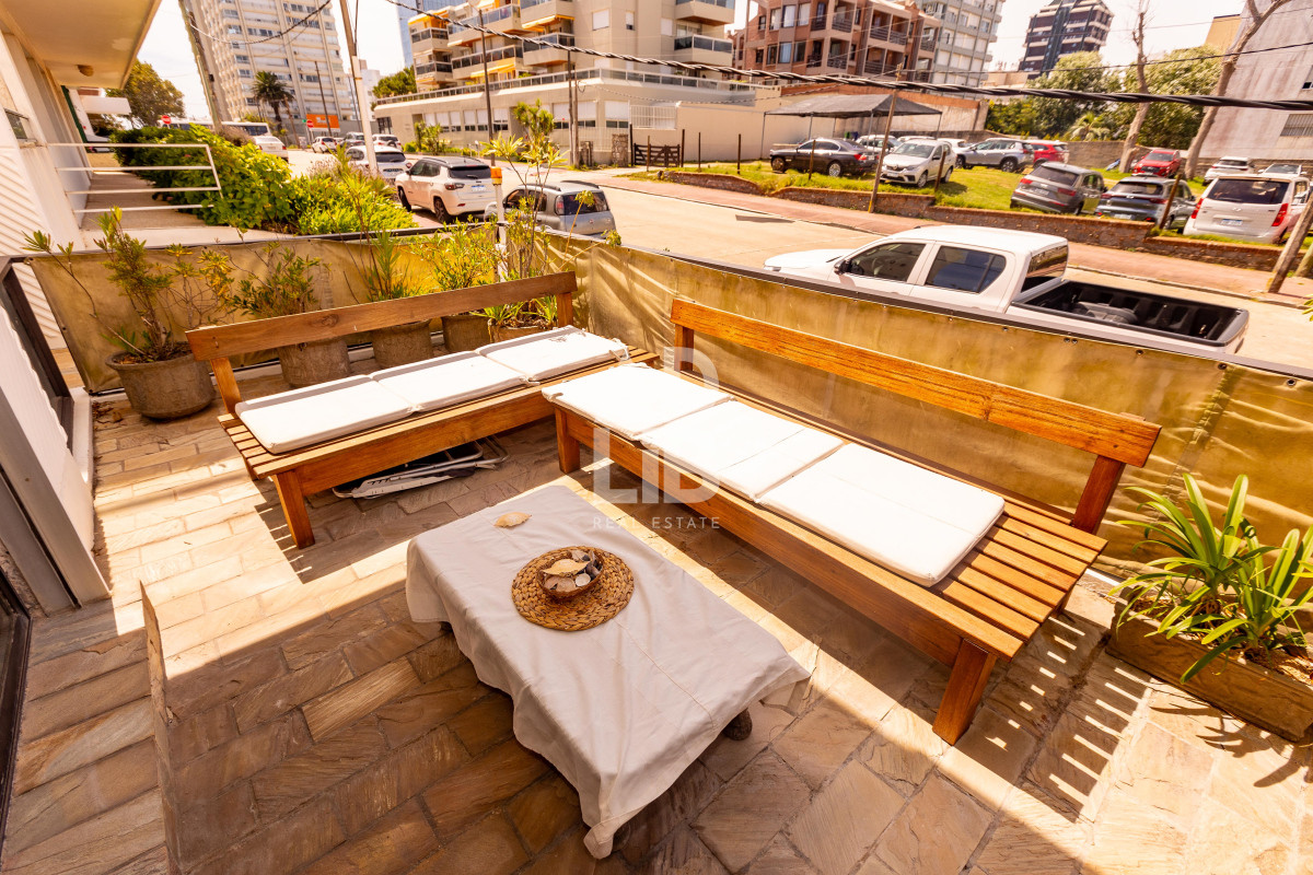 Apartamento ID.542 - Elegante apto de 2 dormitorios en venta en Península con vista a Playa Brava.