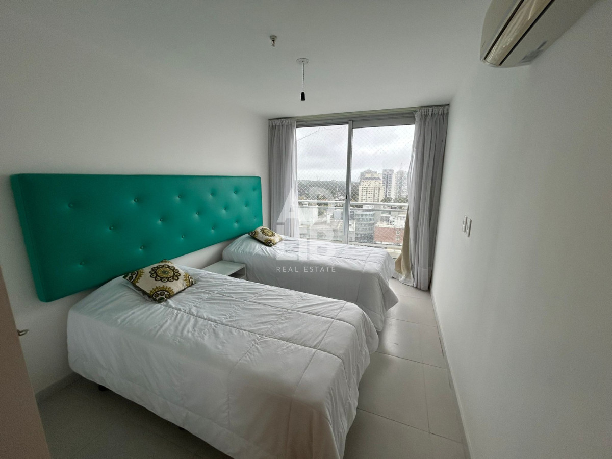 Apartamento ID.770 - Alquiler anual apto de 3 dormitorios en piso alto en Roosevelt.