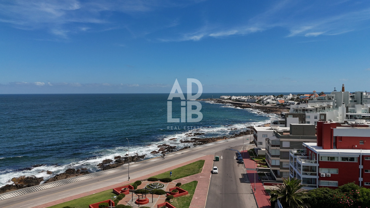 Apartamento ID.542 - Elegante apto de 2 dormitorios en venta en Península con vista a Playa Brava.