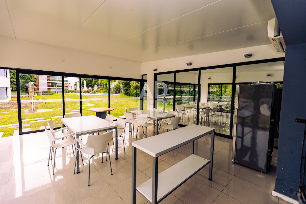 Apartamento ID.543 - Amplio apto de 2 dorm y 3 baños con vista a Playa Mansa. 