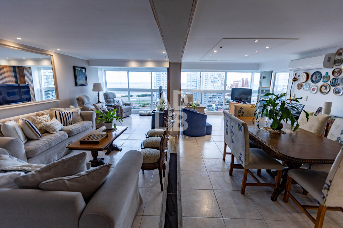 Apartamento ID.469 - Apto de 3 dormitorios unificado en edificio Long Beach! Piso alto con vista al mar