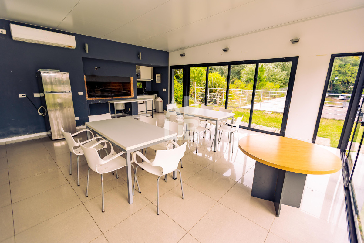 Apartamento ID.543 - Amplio apto de 2 dorm y 3 baños con vista a Playa Mansa. 
