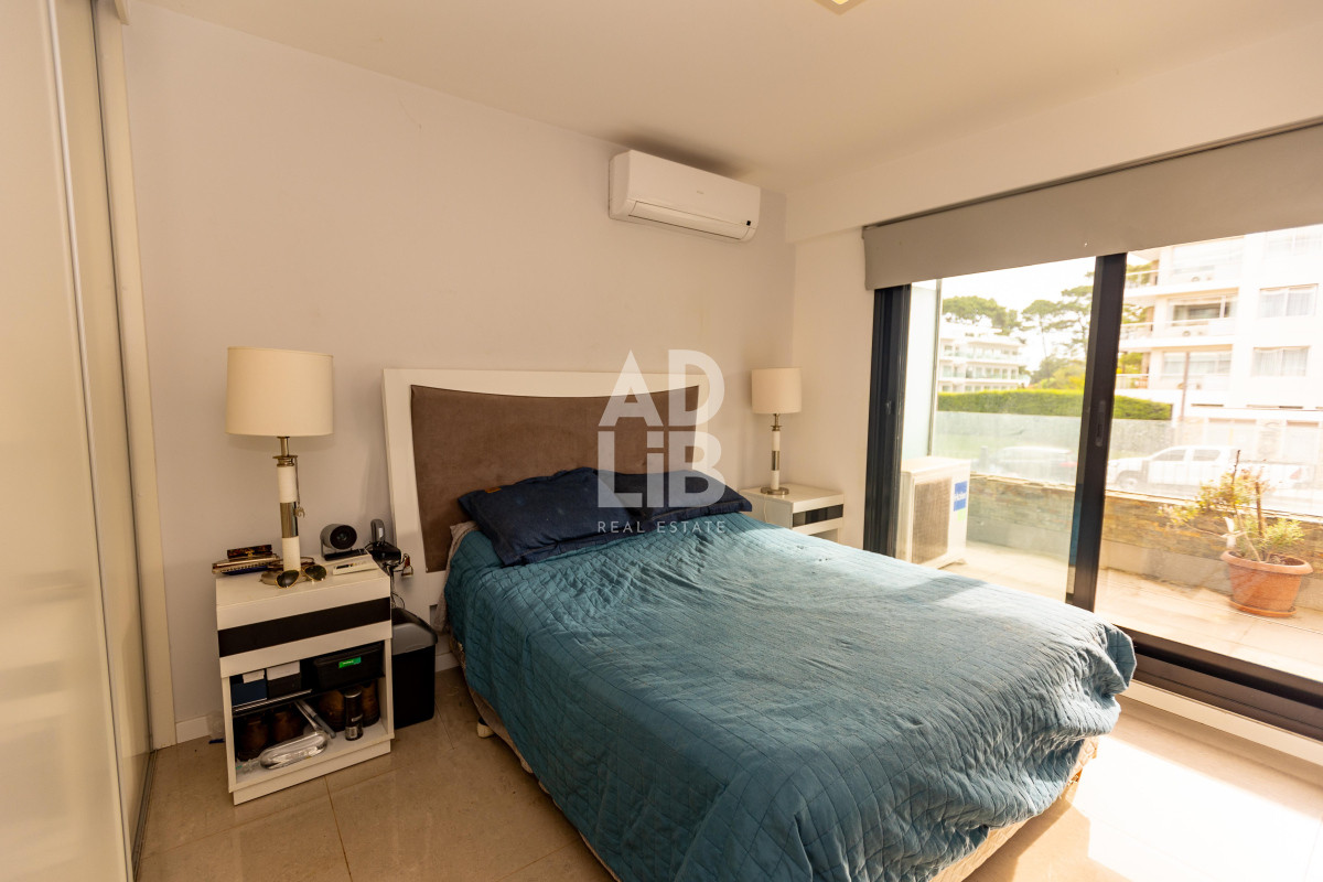 Apartamento ID.543 - Amplio apto de 2 dorm y 3 baños con vista a Playa Mansa. 
