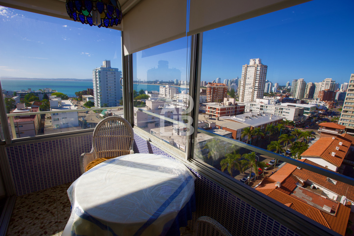 Apartamento ID.453 - Apto de 2 dormitorios y 2 baños en edificio Apolo. Piso alto y vista despejada a Playa Mansa.