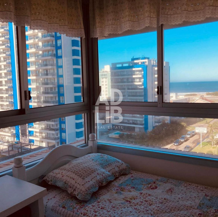 Apartamento ID.410 - Apto de 2 dorm y medio. Vista a Playa Brava. Edificio Long Beach. Excelente orientación!