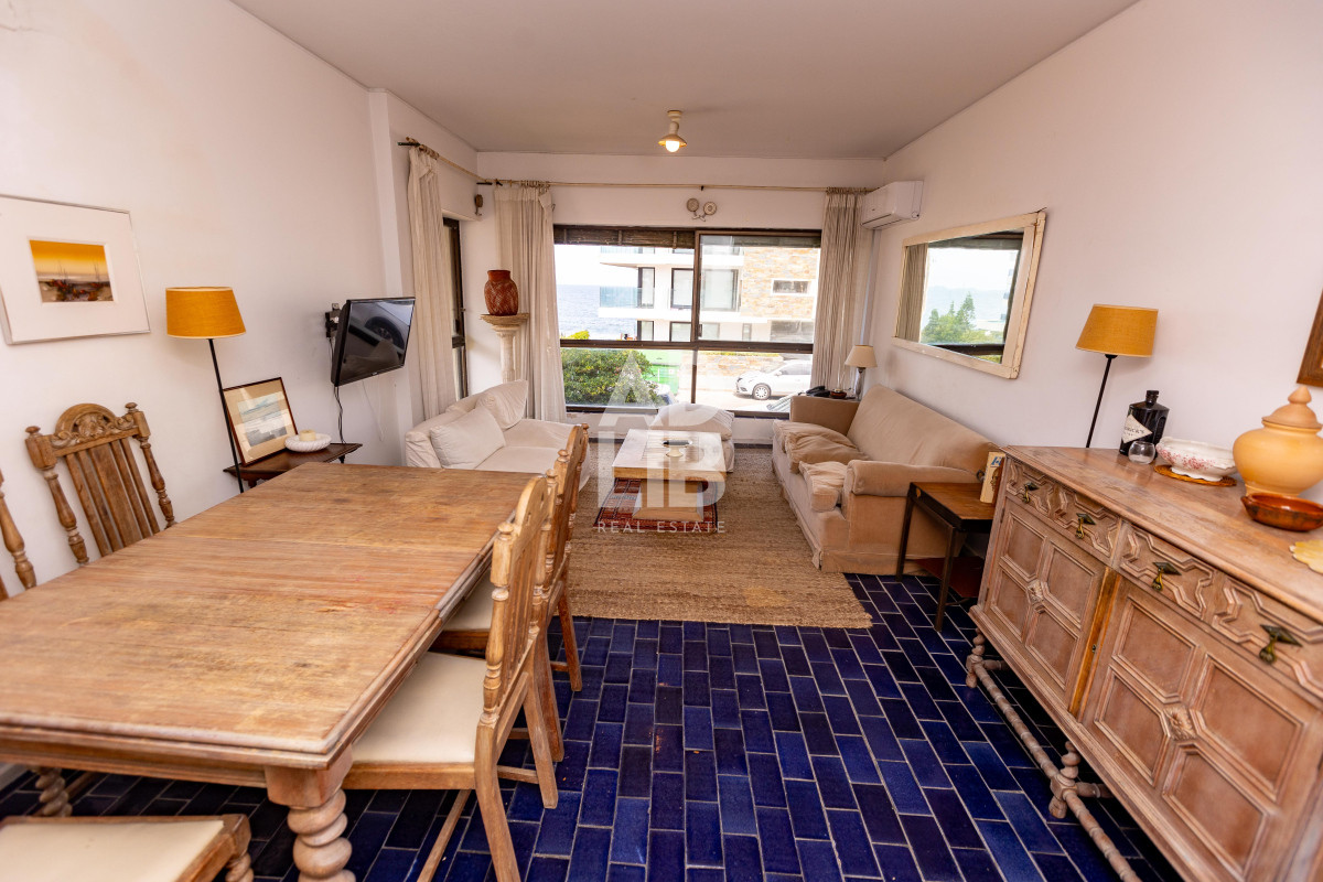 Apartamento ID.542 - Elegante apto de 2 dormitorios en venta en Península con vista a Playa Brava.