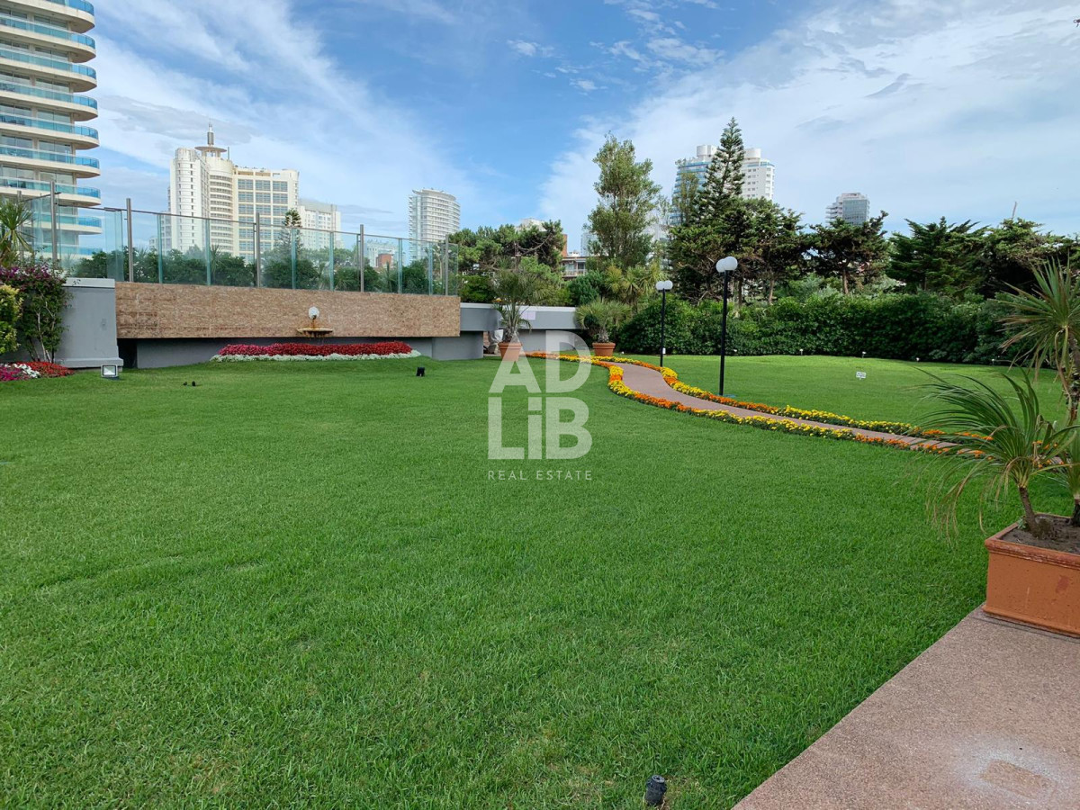 Apartamento ID.469 - Hermoso apto de 2 dorm y medio en venta Edificio Long Beach reciclado. Vista a Brava 