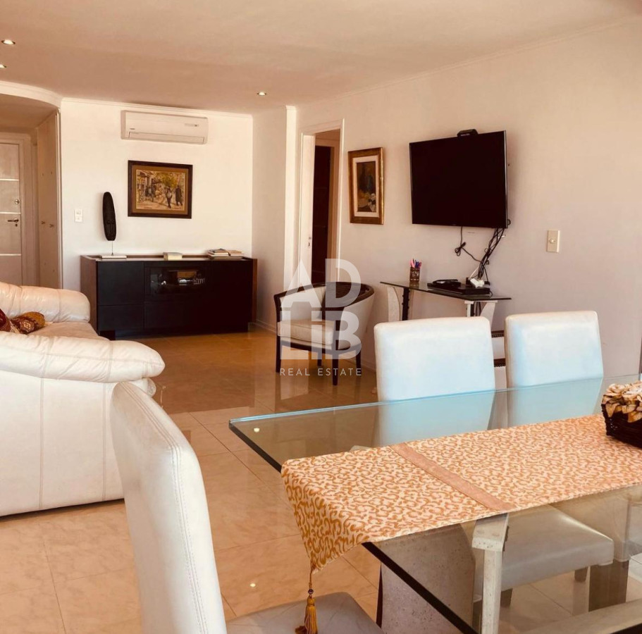 Apartamento ID.410 - Apto de 2 dorm y medio. Vista a Playa Brava. Edificio Long Beach. Excelente orientación!