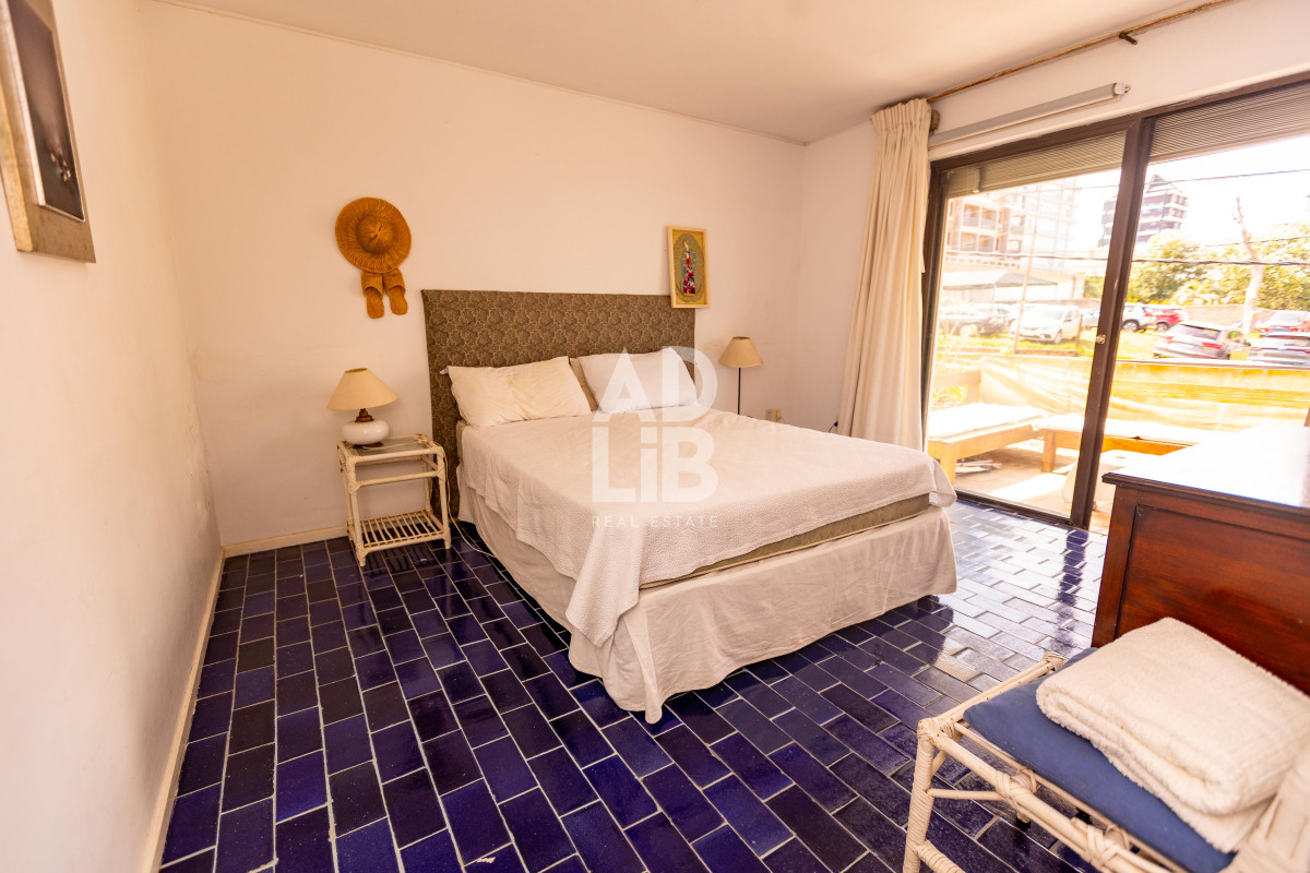 Apartamento ID.542 - Elegante apto de 2 dormitorios en venta en Península con vista a Playa Brava.
