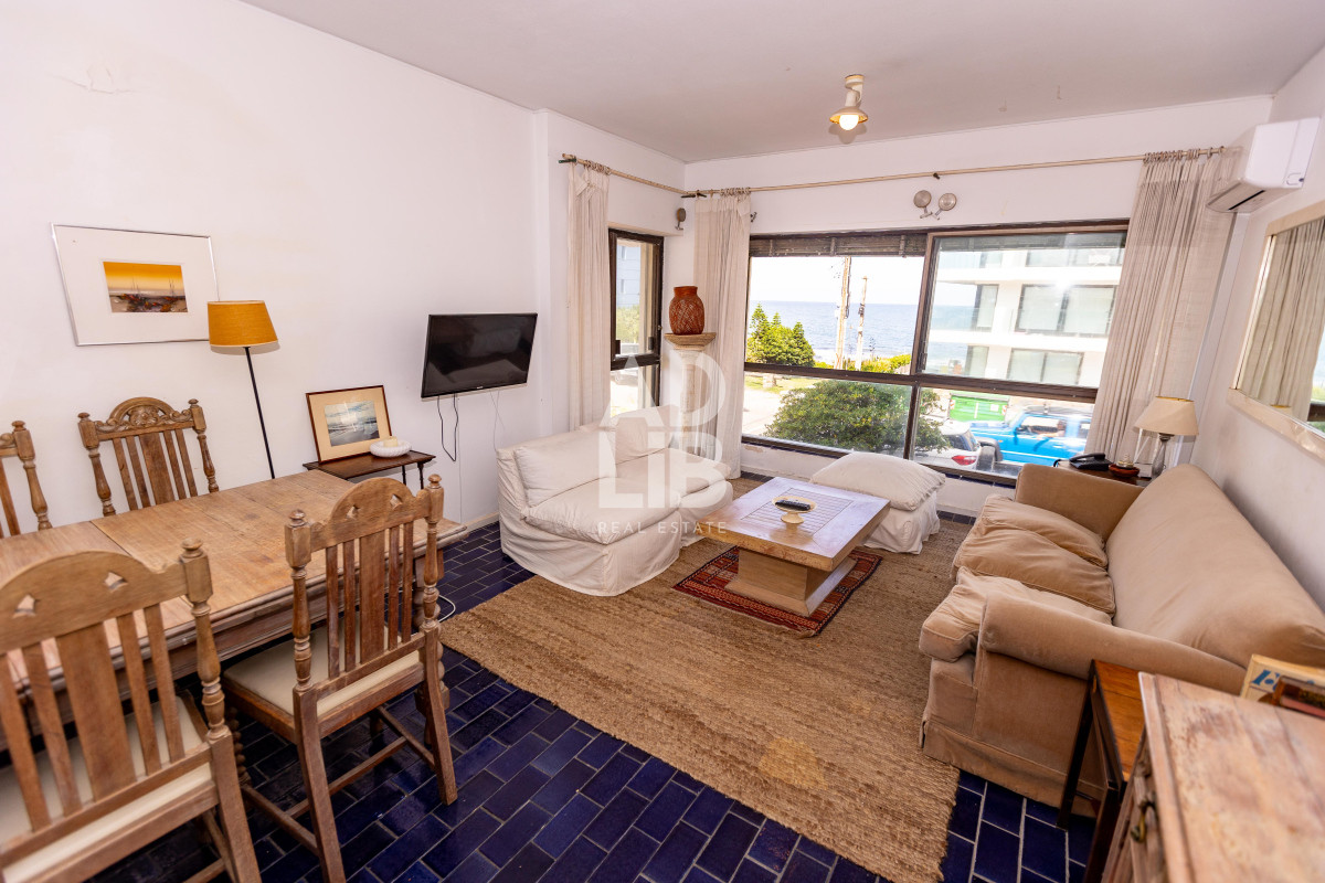 Apartamento ID.542 - Elegante apto de 2 dormitorios en venta en Península con vista a Playa Brava.