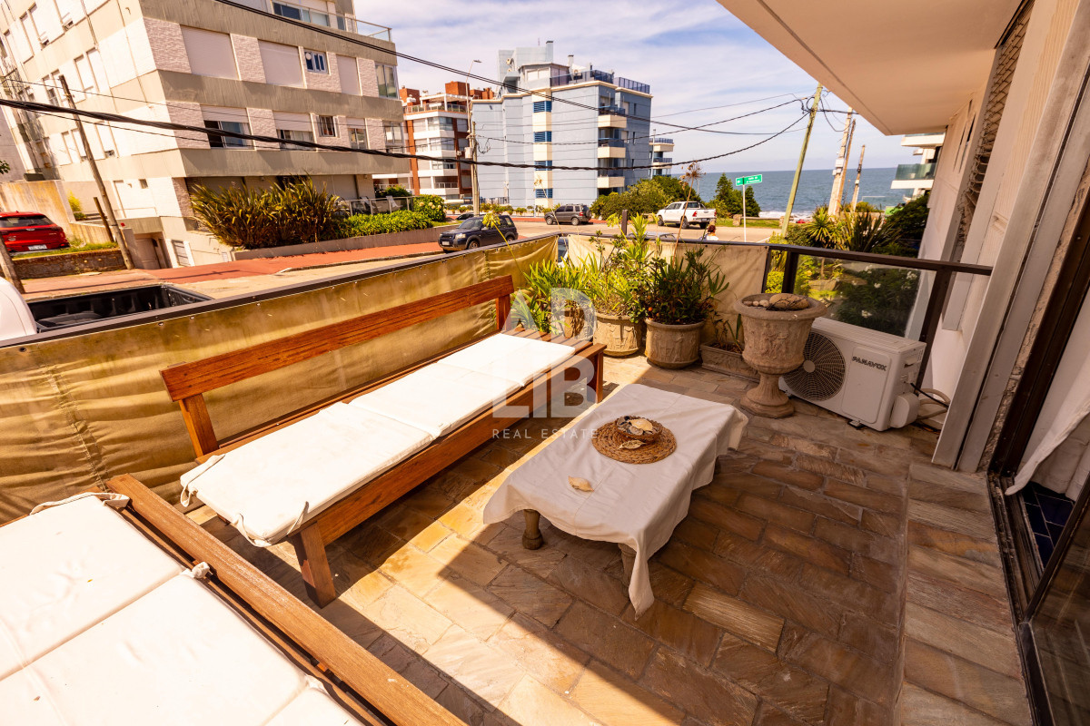 Apartamento ID.542 - Elegante apto de 2 dormitorios en venta en Península con vista a Playa Brava.
