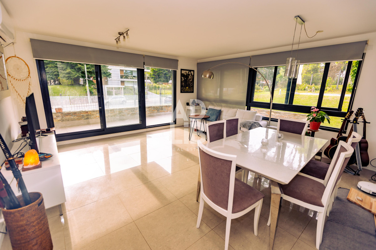 Apartamento ID.543 - Amplio apto de 2 dorm y 3 baños con vista a Playa Mansa. 