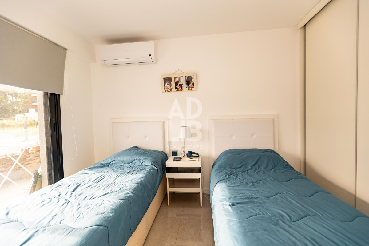 Apartamento ID.543 - Amplio apto de 2 dorm y 3 baños con vista a Playa Mansa. 