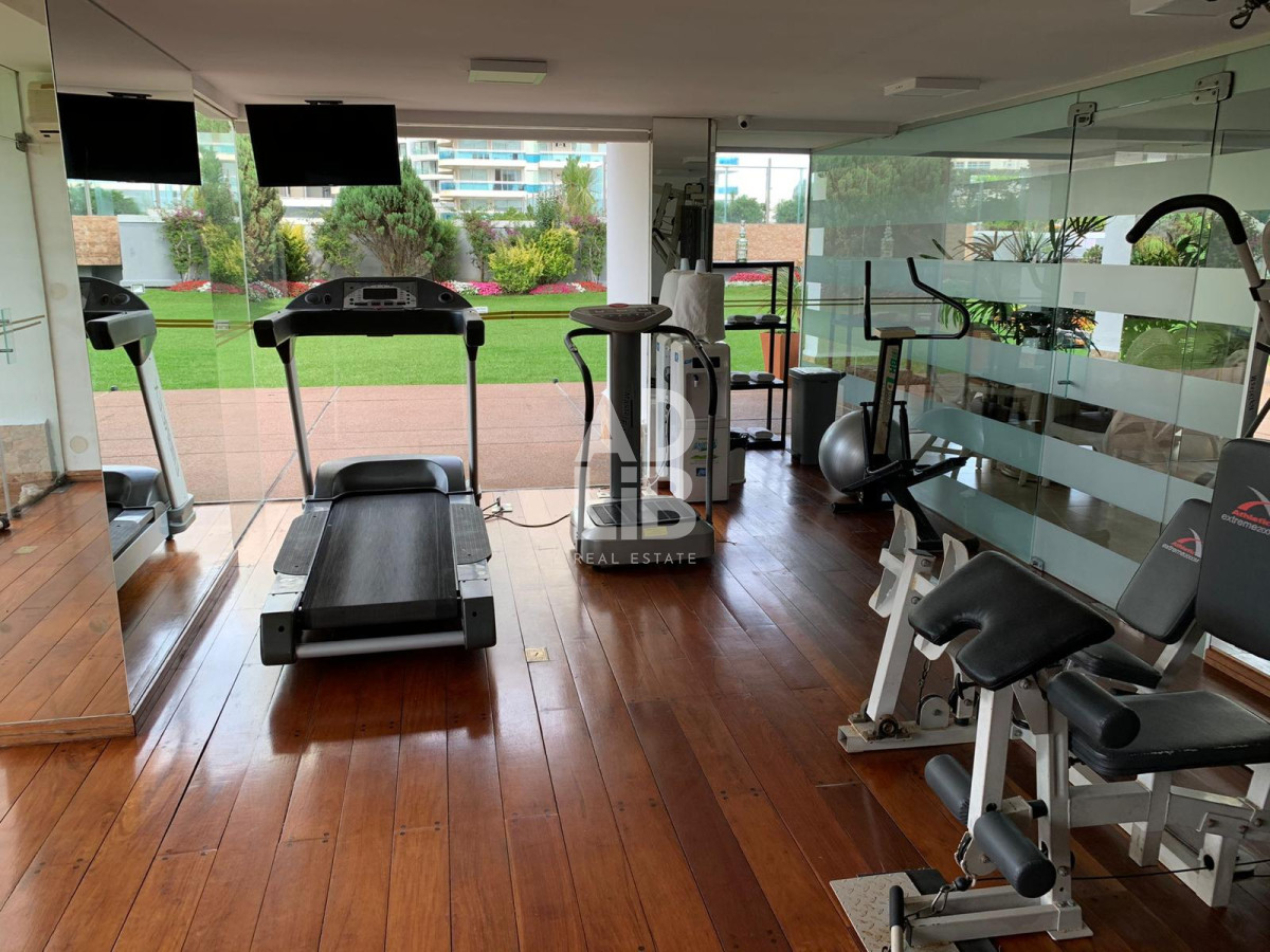 Apartamento ID.469 - Hermoso apto de 2 dorm y medio en venta Edificio Long Beach reciclado. Vista a Brava 