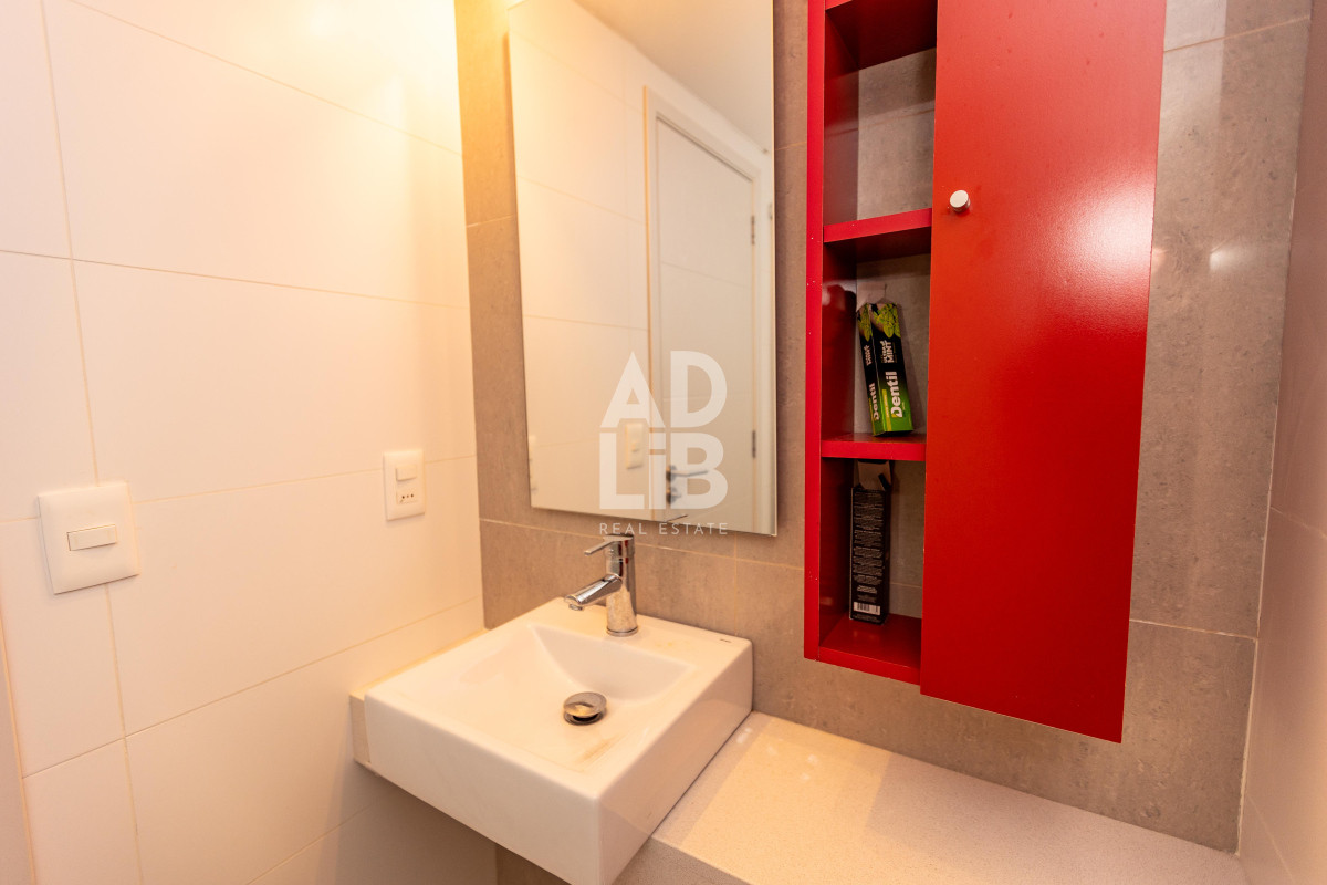Apartamento ID.543 - Amplio apto de 2 dorm y 3 baños con vista a Playa Mansa. 