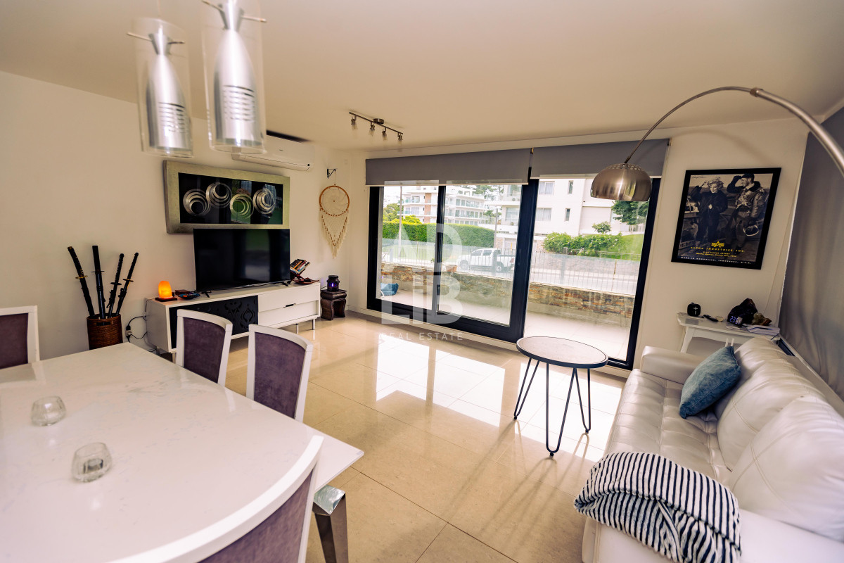 Apartamento ID.543 - Amplio apto de 2 dorm y 3 baños con vista a Playa Mansa. 