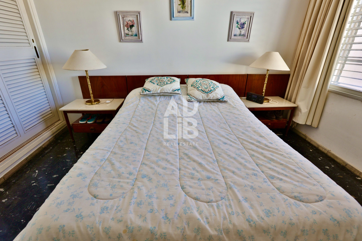 Apartamento ID.453 - Apto de 2 dormitorios y 2 baños en edificio Apolo. Piso alto y vista despejada a Playa Mansa.