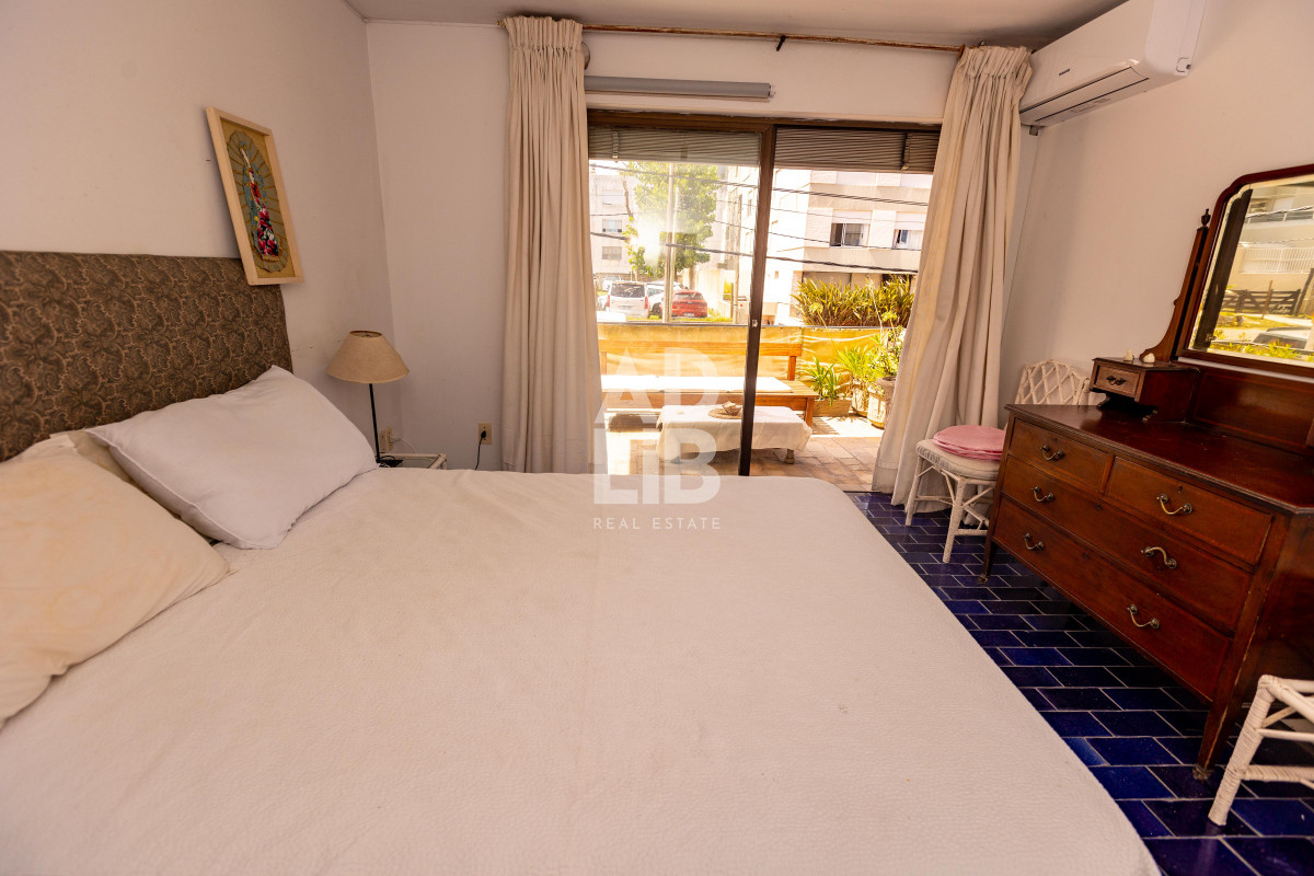 Apartamento ID.542 - Elegante apto de 2 dormitorios en venta en Península con vista a Playa Brava.