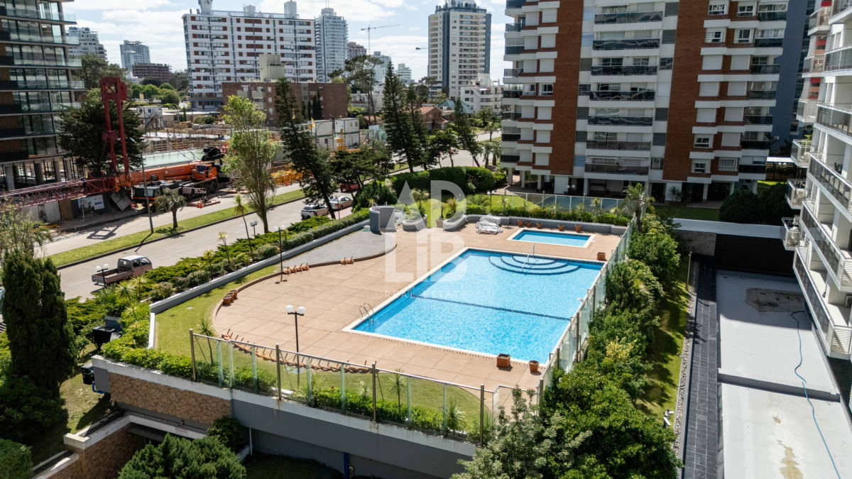 Apartamento ID.469 - Apto de 3 dormitorios unificado en edificio Long Beach! Piso alto con vista al mar