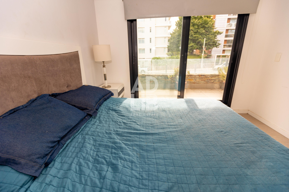 Apartamento ID.543 - Amplio apto de 2 dorm y 3 baños con vista a Playa Mansa. 