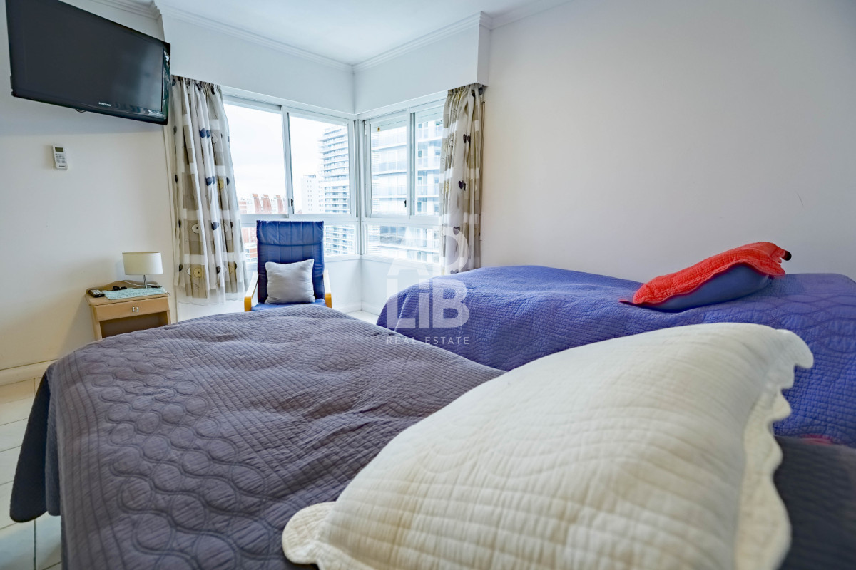 Apartamento ID.469 - Apto de 3 dormitorios unificado en edificio Long Beach! Piso alto con vista al mar