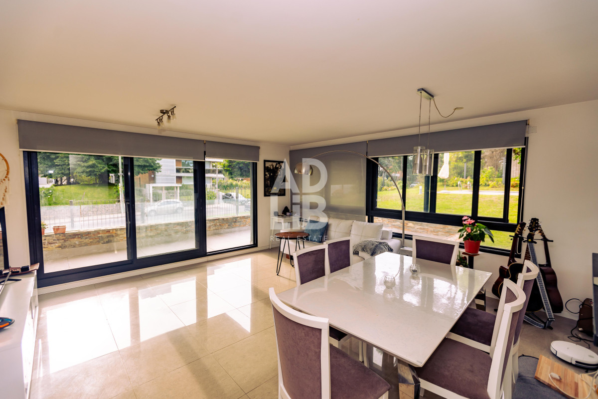 Apartamento ID.543 - Amplio apto de 2 dorm y 3 baños con vista a Playa Mansa. 