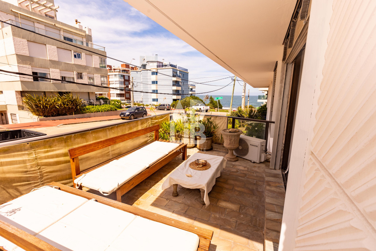 Apartamento ID.542 - Elegante apto de 2 dormitorios en venta en Península con vista a Playa Brava.