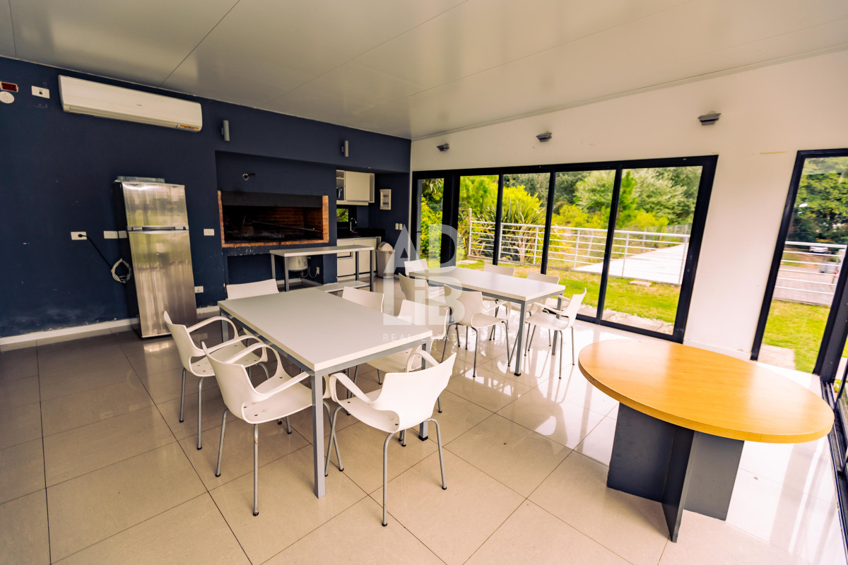 Apartamento ID.543 - Amplio apto de 2 dorm y 3 baños con vista a Playa Mansa. 
