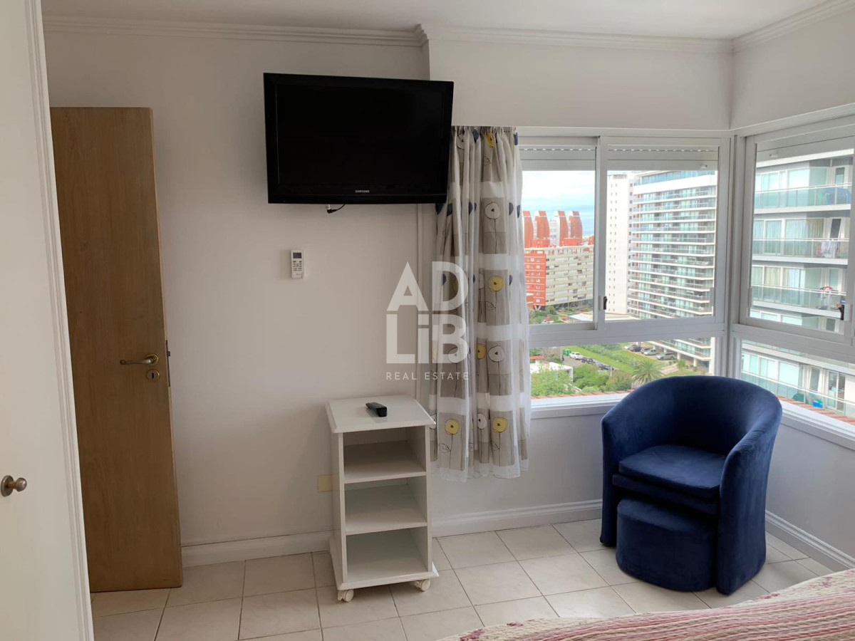 Apartamento ID.469 - Hermoso apto de 2 dorm y medio en venta Edificio Long Beach reciclado. Vista a Brava 