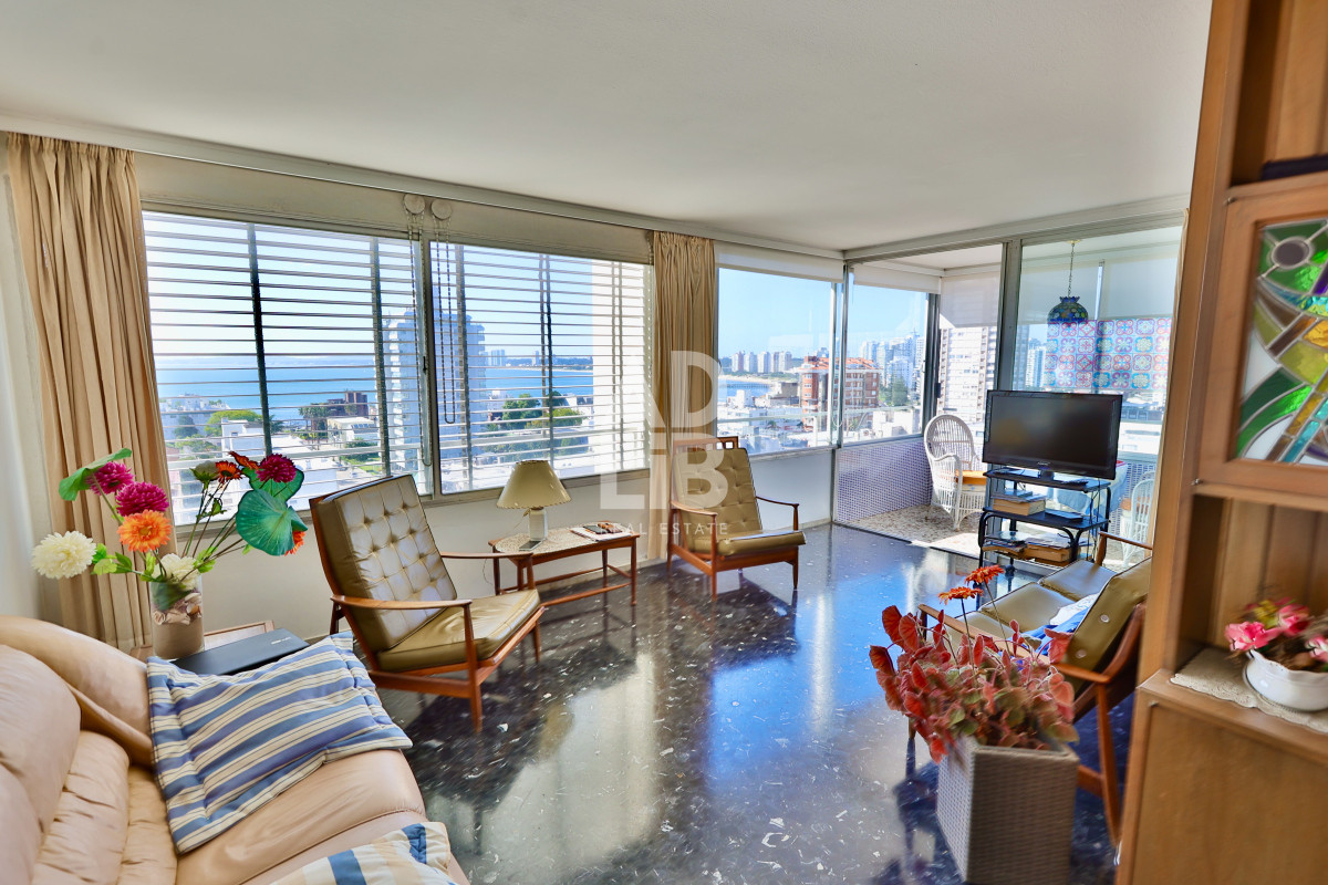 Apartamento ID.453 - Apto de 2 dormitorios y 2 baños en edificio Apolo. Piso alto y vista despejada a Playa Mansa.