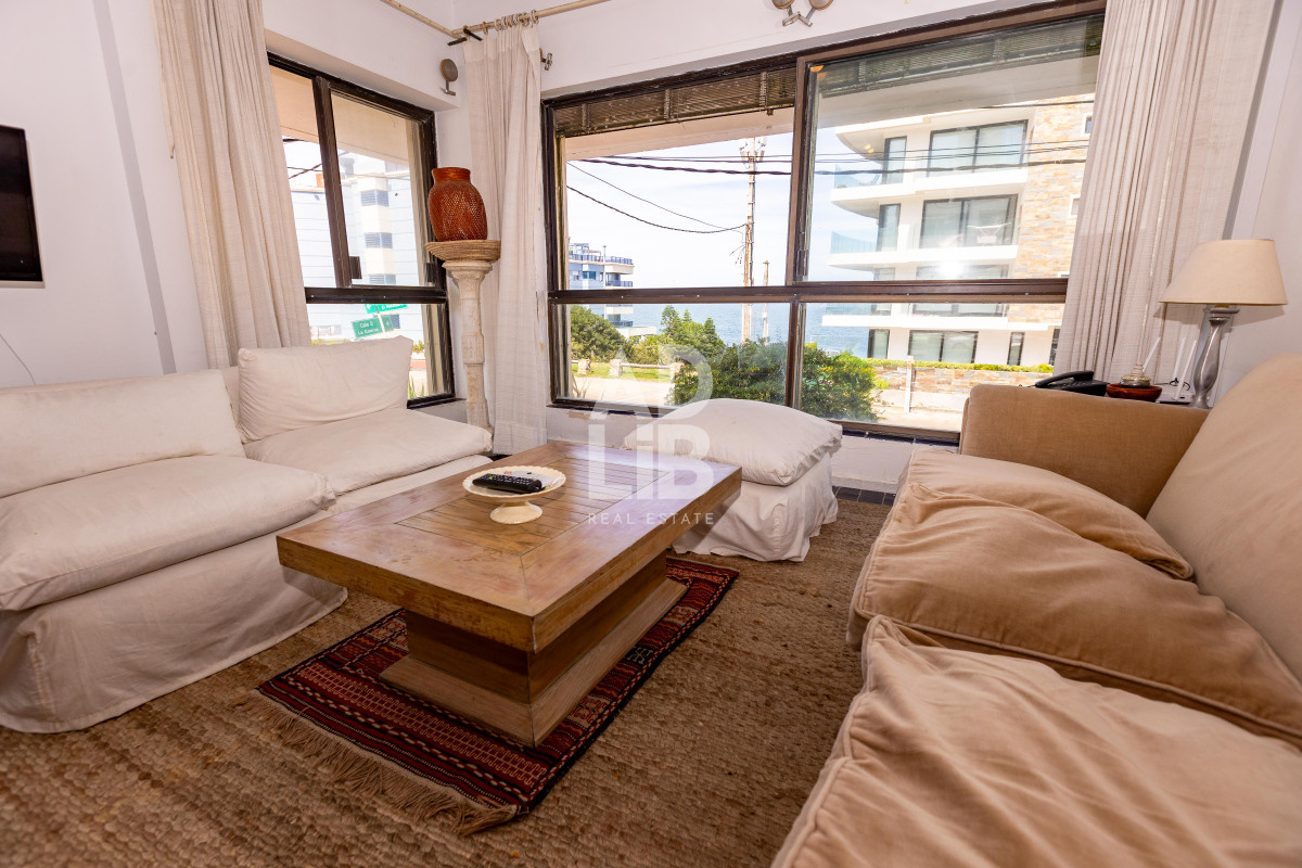 Apartamento ID.542 - Elegante apto de 2 dormitorios en venta en Península con vista a Playa Brava.