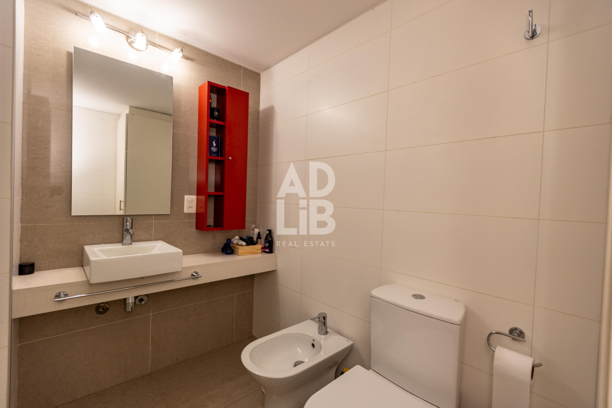 Apartamento ID.543 - Amplio apto de 2 dorm y 3 baños con vista a Playa Mansa. 